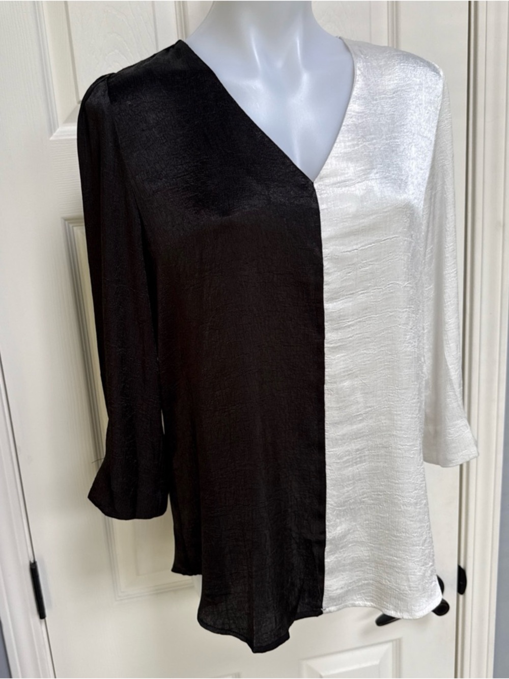 JODIFL Colorblock Ivory Black Popover Blouse Shimmery Casual Dressy Hilo sz M